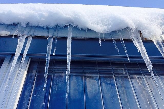 Получить компенсацию при падении снега с крыши в Белом Яре